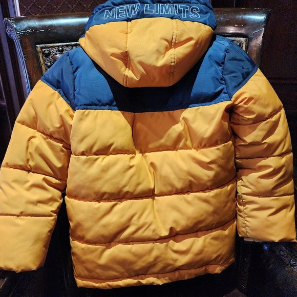 Lightly used Boys puffer jacket - Picture 4 of 6